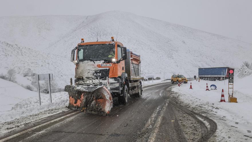 Nueve puertos de montaña y dos carreteras con cadenas en Asturias por la nieve caída hasta ahora