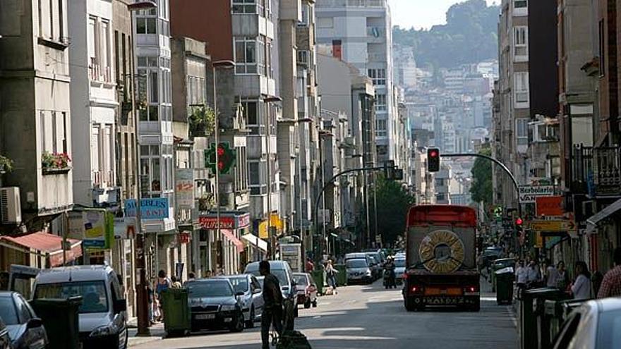 Sanjurjo Badía, una vía principal de Teis, sufre un intenso tráfico por ser puerta de entrada a Vigo.