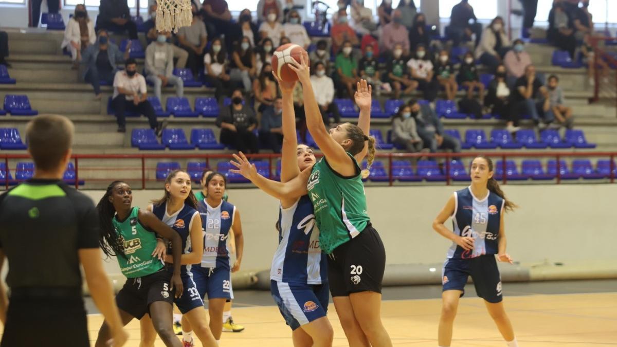 Elena Cano (UCB) intenta un lanzamiento ante Carmen Zafra (Adeba).