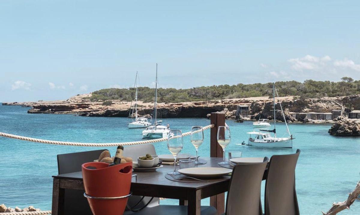 Las vistas desde la mesa son impactantes en Ses Roques. |  | SES ROQUES
