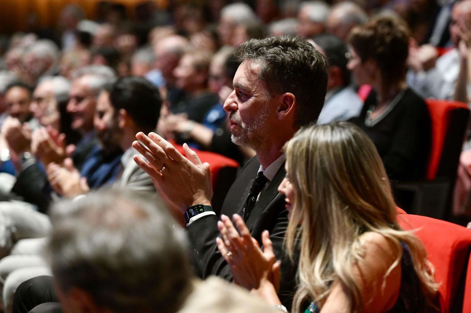 El món de l’esport omple la platea del Kursaal de Manresa per homenatjar Pere Miró