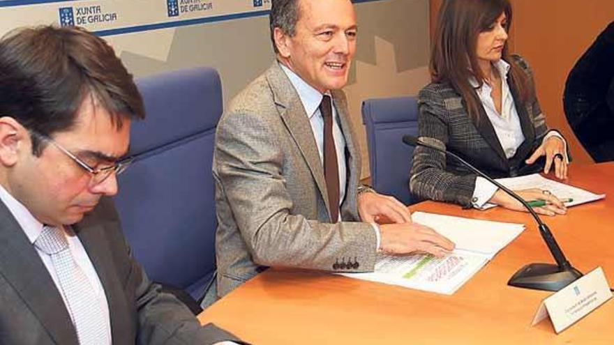 El director xeral de Mobilidade, Miguel Rodríguez Bugarín; el conselleiro de Transportes e Infraestructuras, Agustín Hernández, y la secretaria xeral de Turismo, Carmen Pardo.