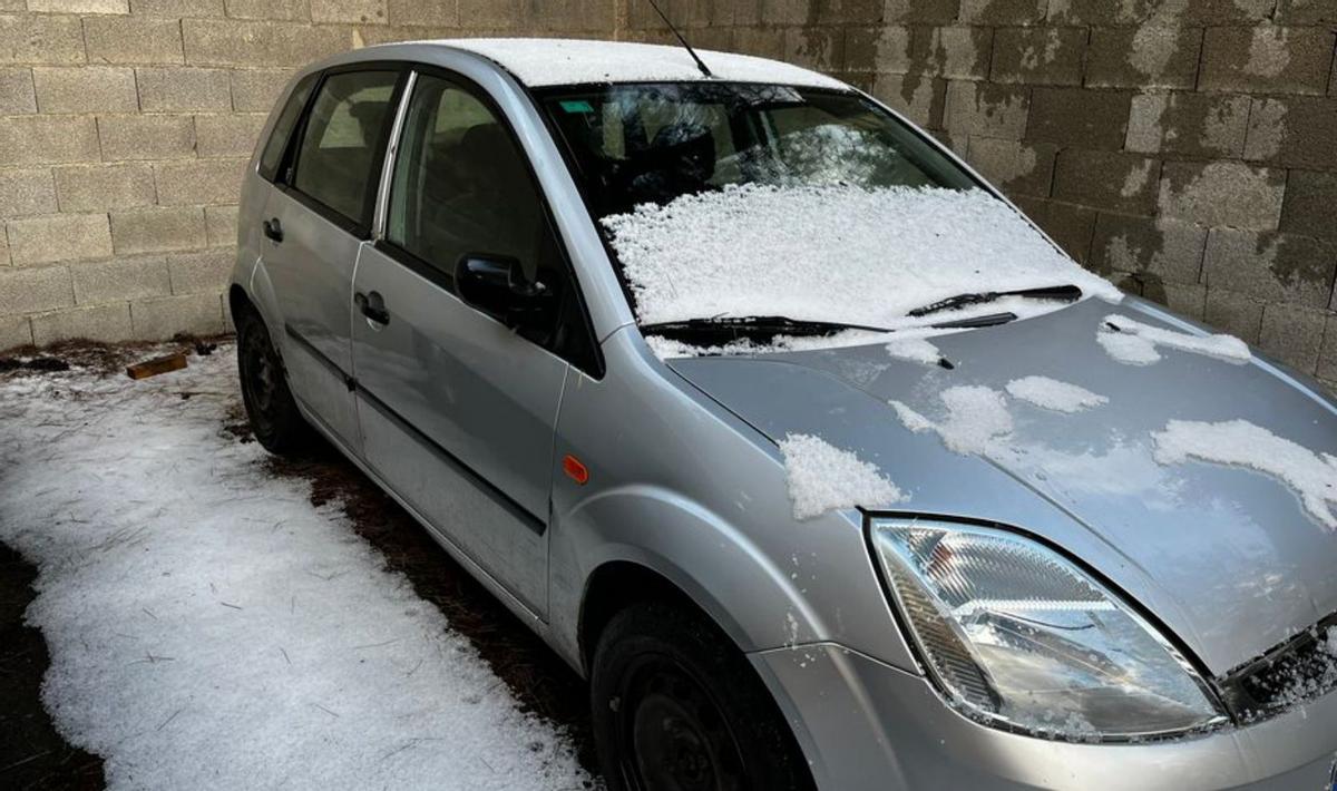 Las temperaturas se desploman y sa Talaia de Sant Josep se cubre de nieve | JORGE TORRES