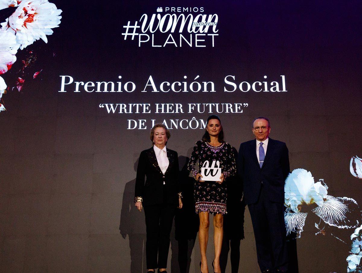 Penélope Cruz, como embajadora de la firma, recogió el Premio Woman Planet Acción Social fue para la iniciativa 'Write her Future' de Lancôme. Entregan el galardón Javier Moll y Arantza Sarasola, presidente y vicepresidenta de Prensa Ibérica