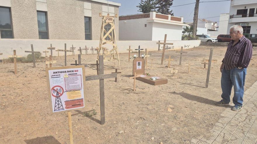 Cruces y lápidas contra la antena de telefonía móvil en Antigua