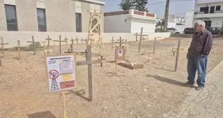 Cruces y lápidas contra la antena de telefonía móvil en Antigua