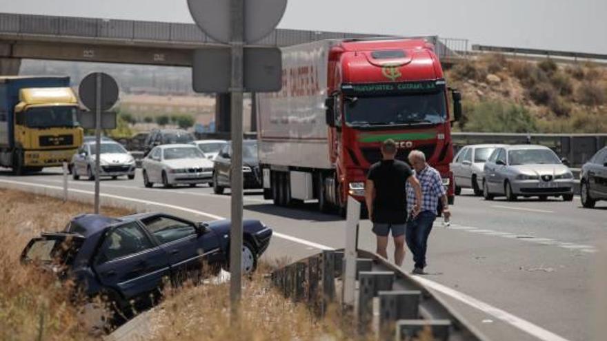 Un coche sin conductor invade la autovía A-31 y colisiona con un camión