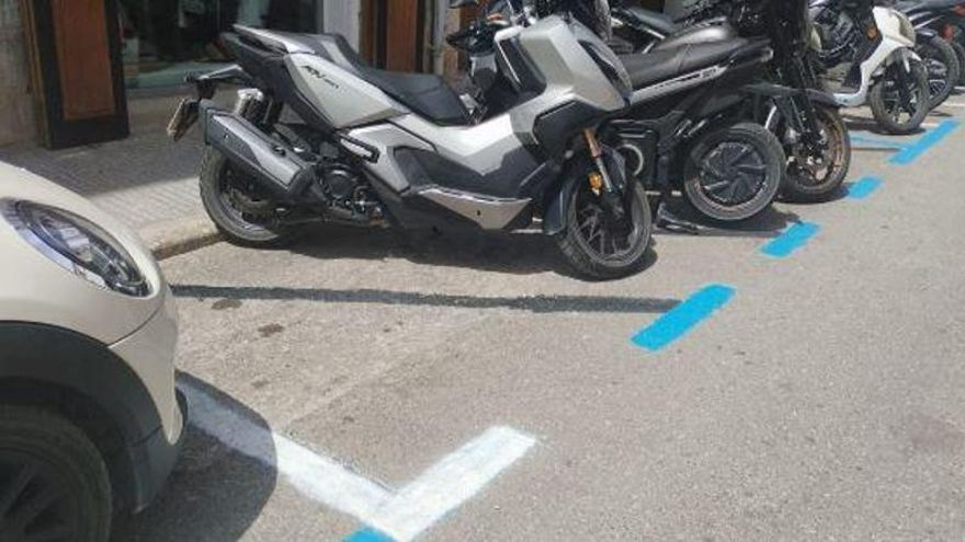 Multazo al individuo que pintó de blanco unas líneas de la zona azul cerca del puerto de Ibiza