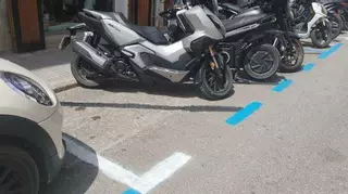 Multazo al individuo que pintó de blanco unas líneas de la zona azul cerca del puerto de Ibiza