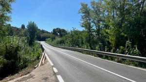 Punto de la carretera C-230a de Sudanell en el que un ciclista ha impactado con un hierro que sobresalía de la barandilla de un puente.