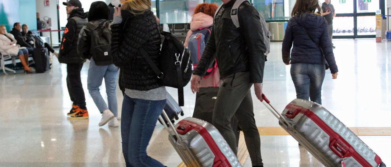 Una pareja en el aeropuerto de Roma con mascarilla.