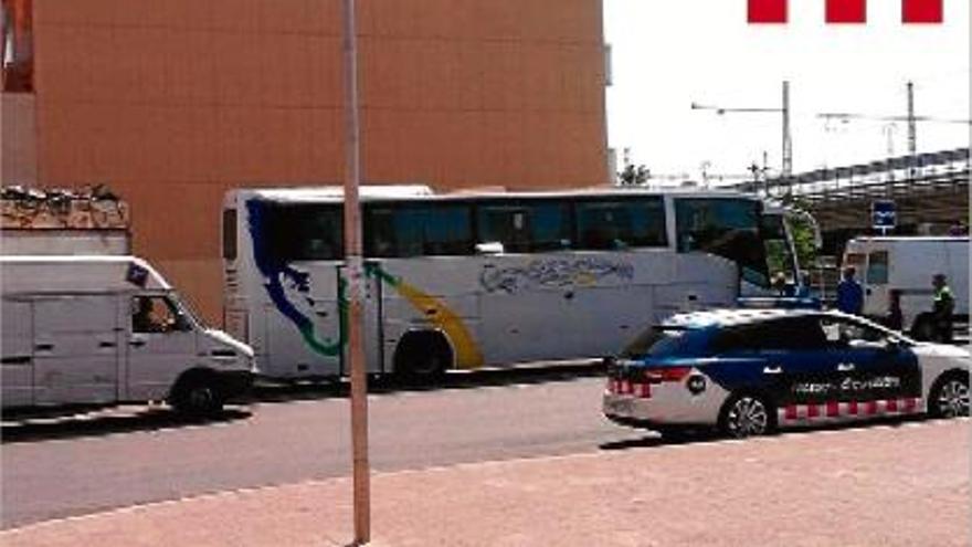 L&#039;autocar va quedar immobilitzar a Girona i la càrrega sobrant es va haver de repartir en dues furgonetes.