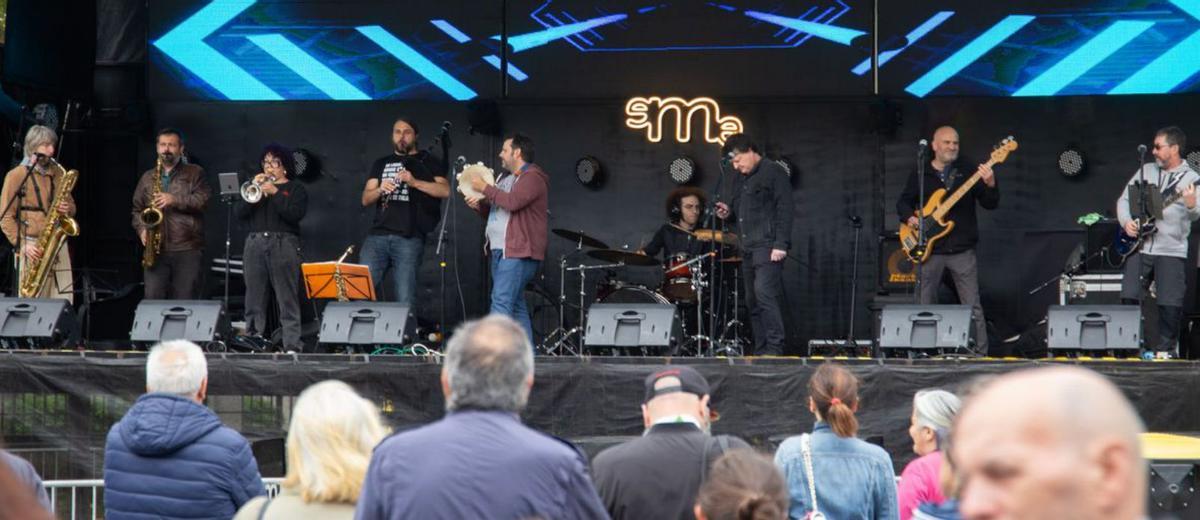 Membros de Banda Xangai no escenario da Festa dos Porcos.   | // GERMÁN BARREIROS/ROLLER AGENCIA