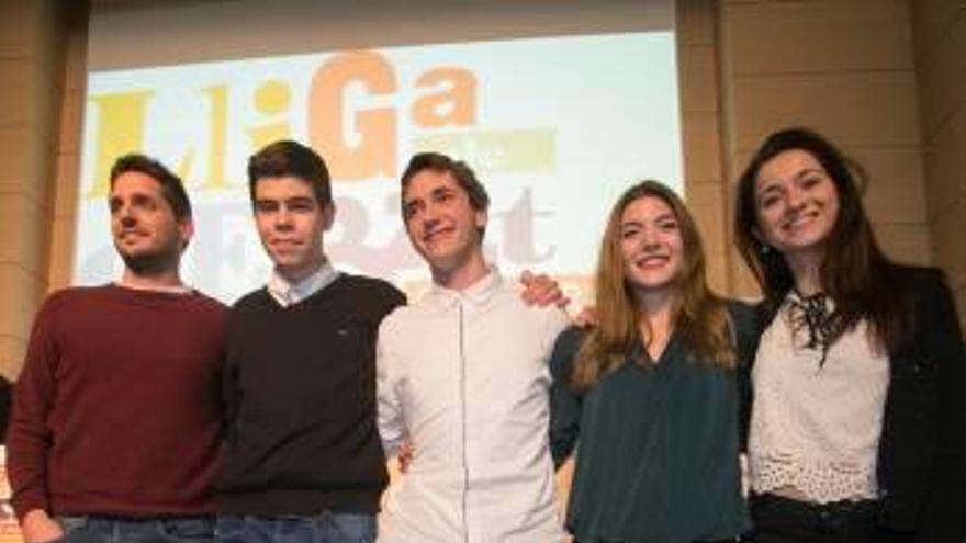 El equipo ganador de la competición dialéctica posa junto a su profesor tutor. Un momento del debate, con los dos bandos defendiendo sus argumentos.