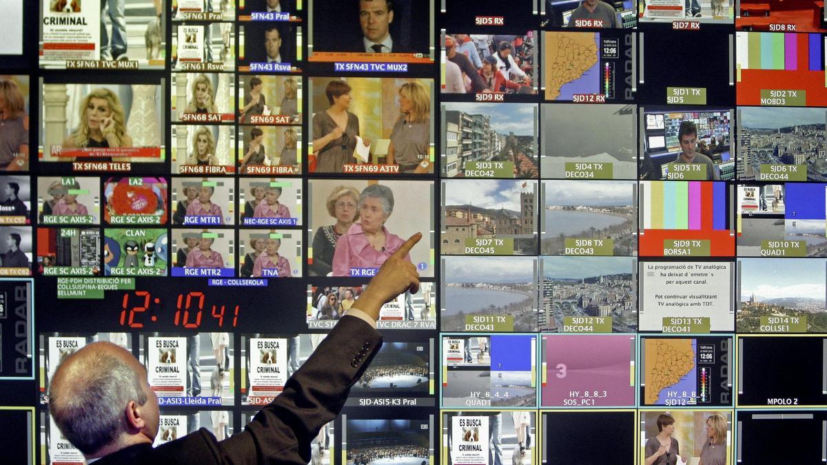 Un empleado del centro de control de emisiones de la Torre de Comunicaciones de Collserola, comprueba la emisiones de los canales en televisión digital ( TDT), tras el apagón analógico de la televisión autonómica TV3 y sus canales asociados, los primeros que dejaron de emitir en analógico en la ciudad condal.
