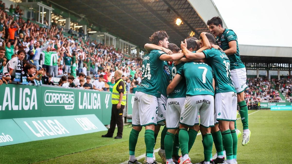 Los jugadores del Racing de Ferrol celebran un gol en A Malata ante el júbilo de su gente