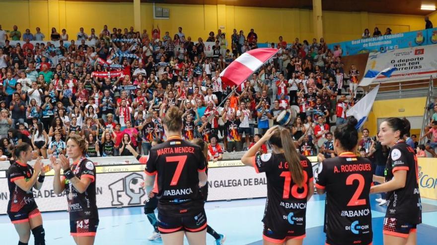 Las jugadoras del Guardés saludan a su afición. // J. Lores