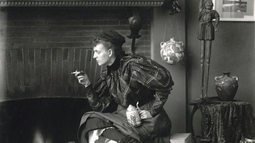 Frances Benjamin Johnston  en ‘Autorretrato como nueva mujer’  (1896).