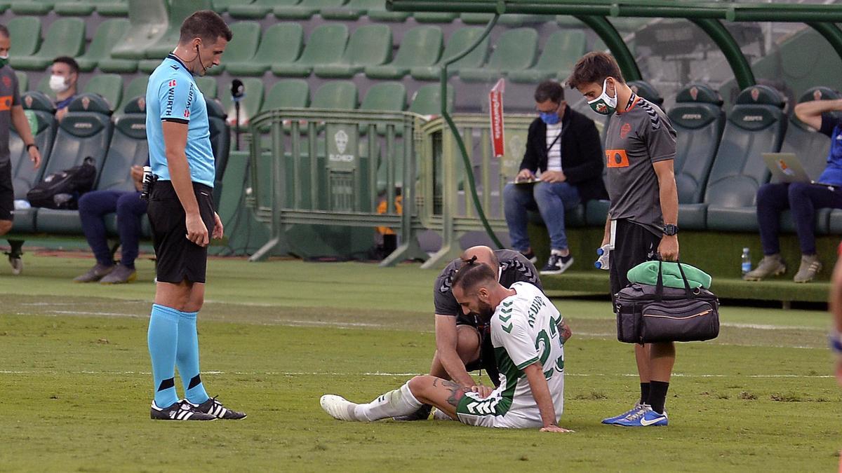 Cifu, en el suelo, atendido por el doctor Quesada. 