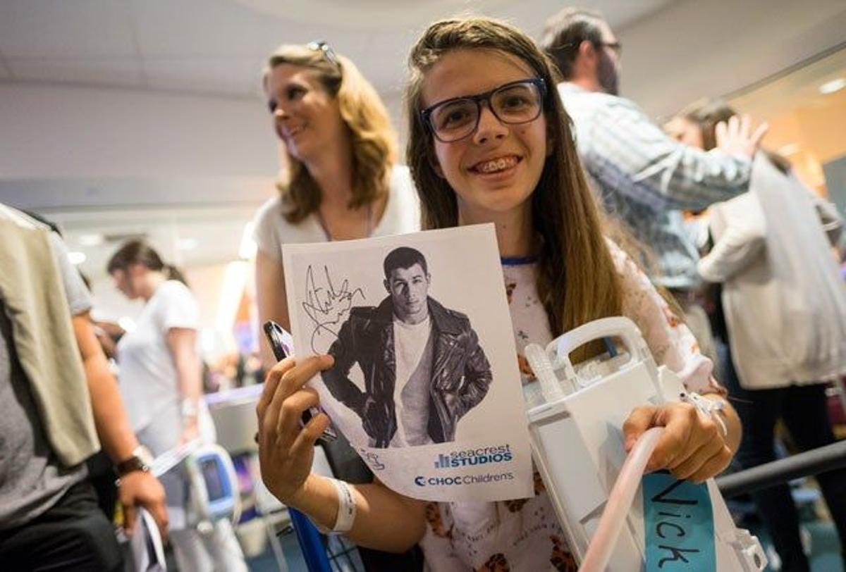 Fans muestran felices el autógrafo de Nick Jonas