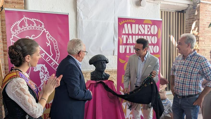 Enrique Ponce inaugura en Utiel el busto dedicado a su tío abuelo, el torero ‘Rafaelillo’