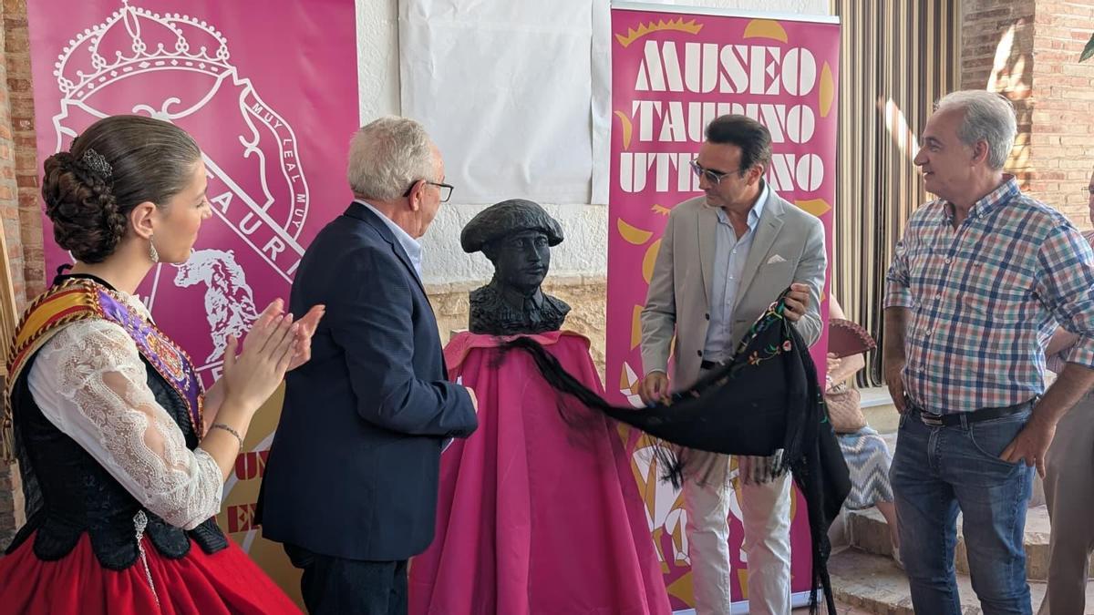 Enrique Ponce inaugura en Utiel el busto dedicado a su tío abuelo, el torero ‘Rafaelillo’