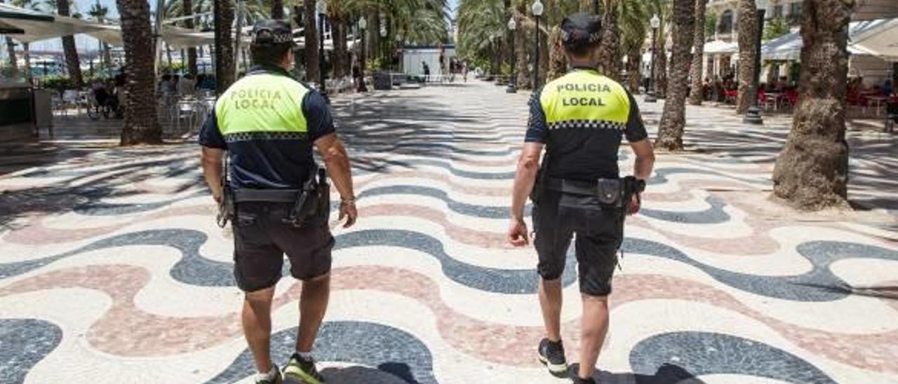 Dos agentes de la Policía Local de Alicante pasean por la Explanada este verano.