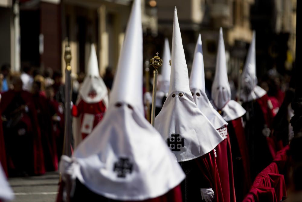 Vecinos y visitantes de Benetússer asisten a la representación del Calvario de Jesucristo.