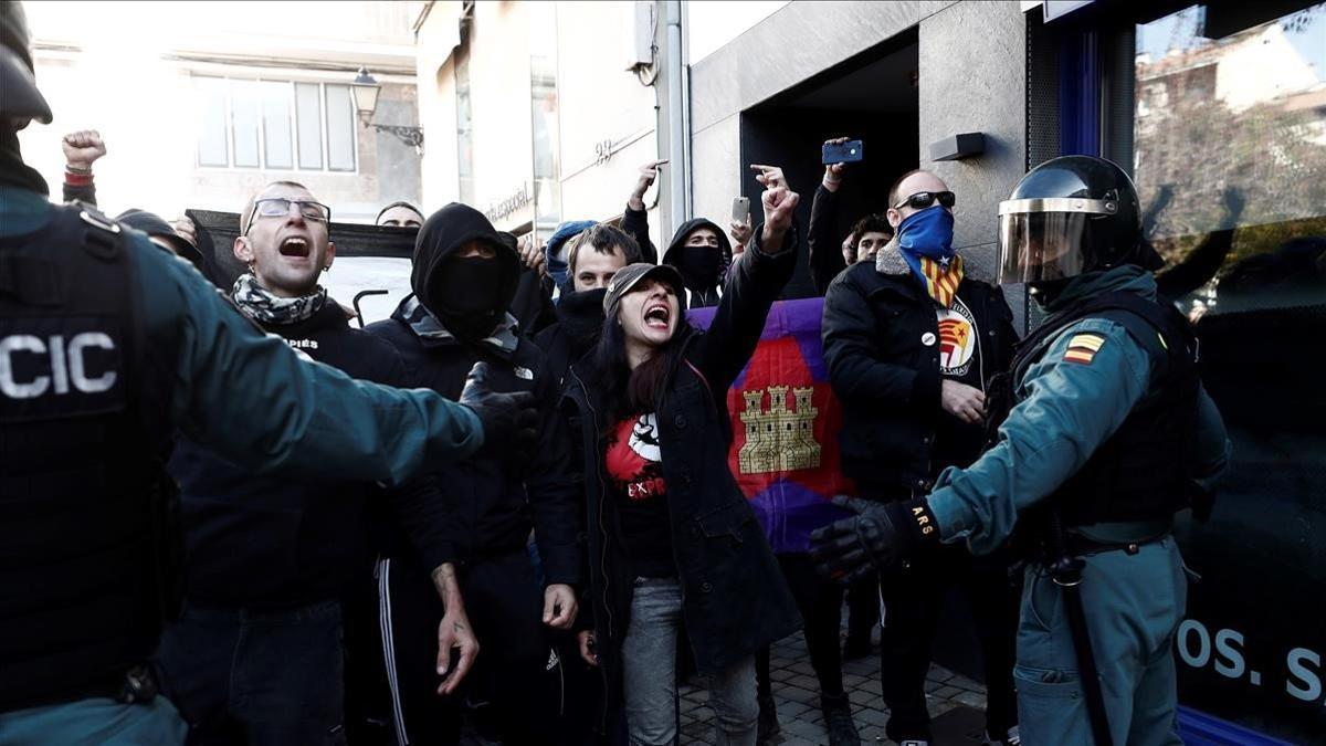 Agentes de la Guardia Civil controlan una manifestación en la localidad navarra de Alsasua, el 4 de noviembre del 2018