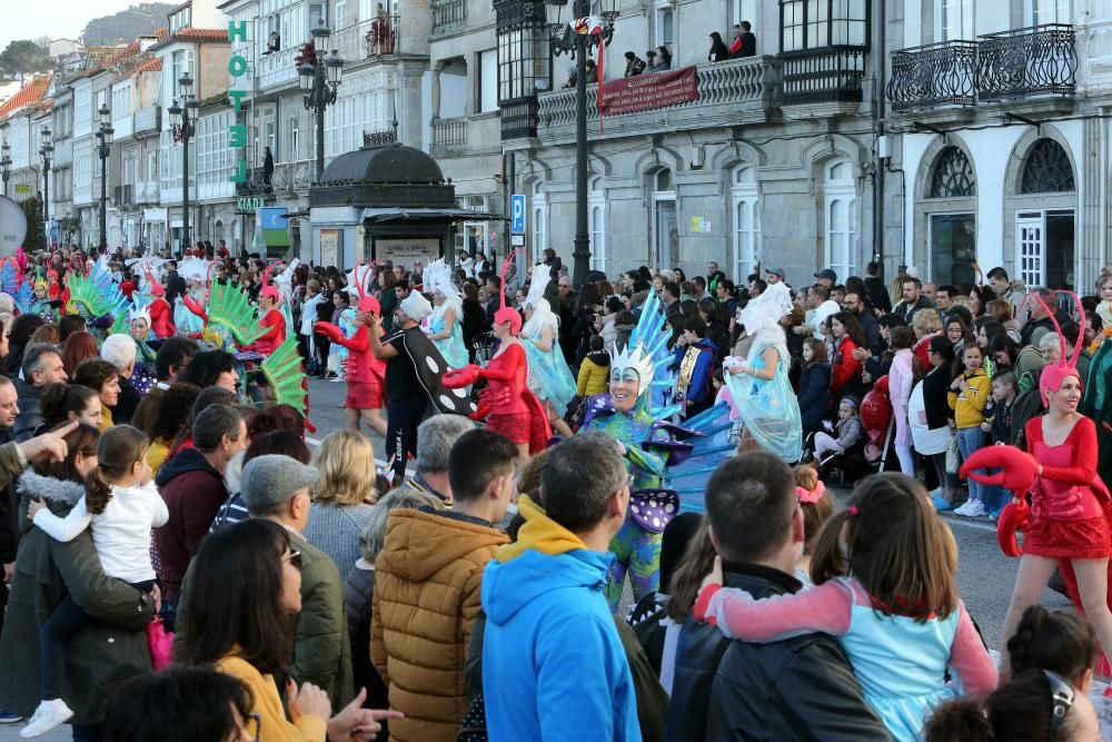 Quince comparsas participan en el desfile por las calles para despedir la fiesta.