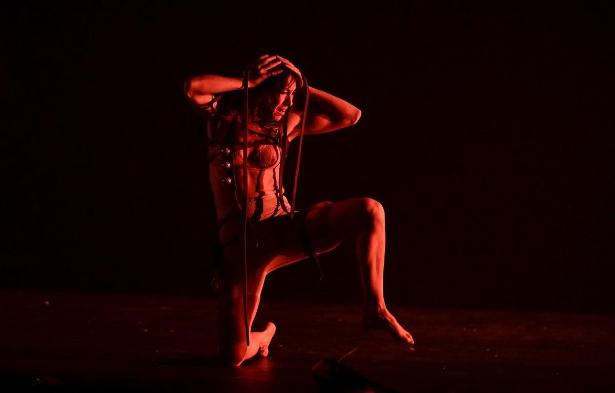 Luz Arcas (compañía La Phármaco) durante su obra Mariana en el festival de danza contemporánea Dansa València