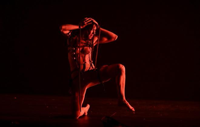 Luz Arcas (compañía La Phármaco) durante su obra 'Mariana' en el festival de danza contemporánea Dansa València