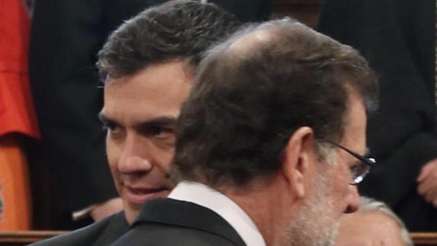 Rajoy y Sánchez, fríos y distantes en la entrega del Premio Cervantes