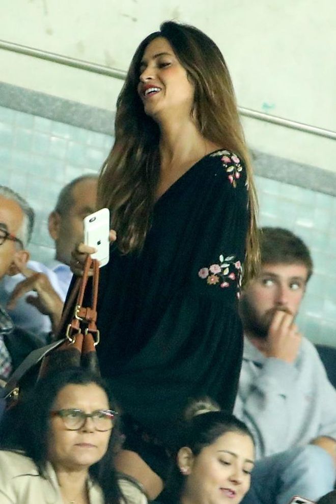 Sara Carbonero con vestido de Slow Love en las gradas del Oporto