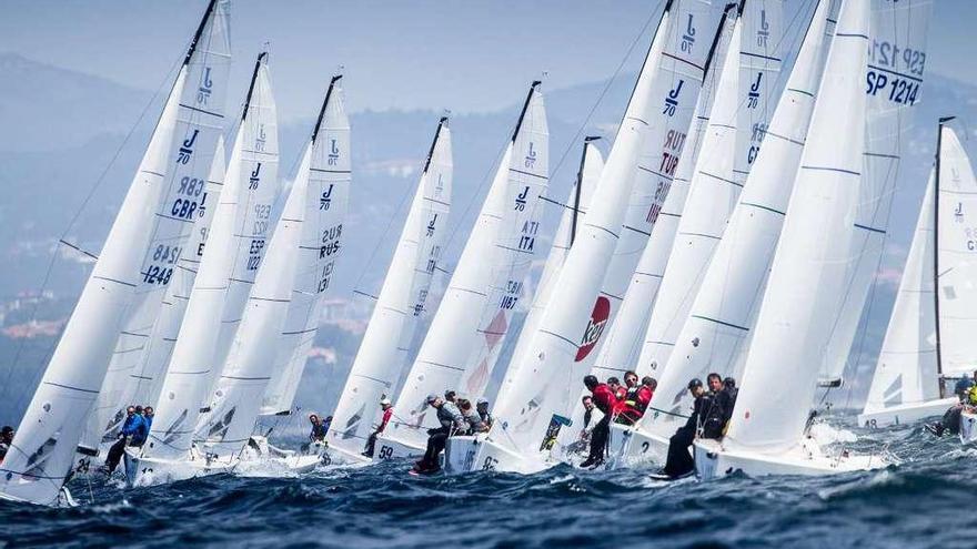 La flotilla se dispone a competir en una de las regatas de ayer. // María Muiña