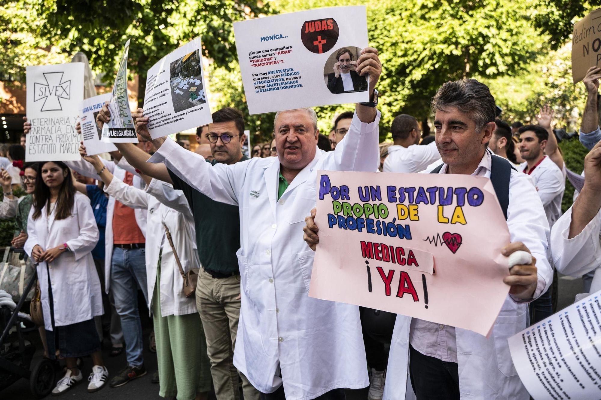 Las imágenes de la protesta de médicos en Cáceres