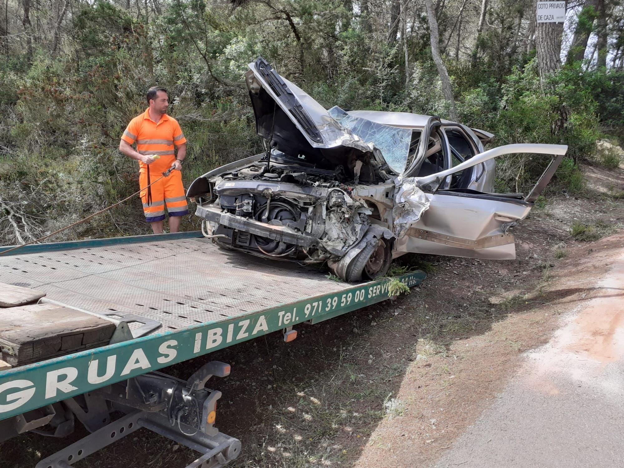 Violento choque frontal en Ibiza entre un camión cargado de butano y un turismo