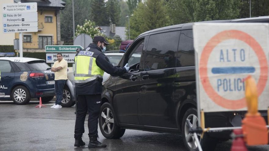 Agents de la Policia Nacional ahir al punt fronterer de Puigcerdà |