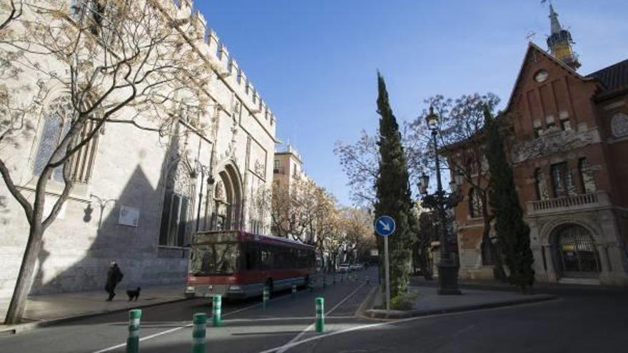 Vecinos y comerciantes se oponen a la semipeatonalización de la Lonja