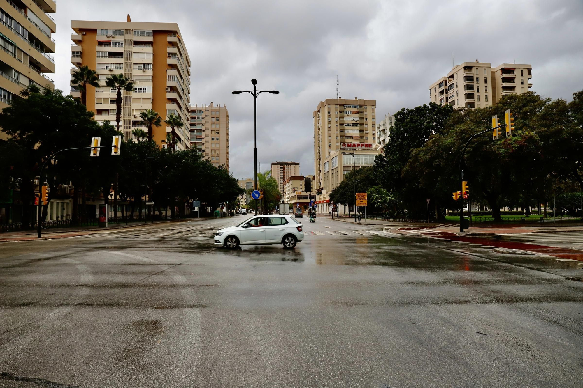 Las calles de Málaga, prácticamente vacías ante la alerta roja por fuertes lluvias