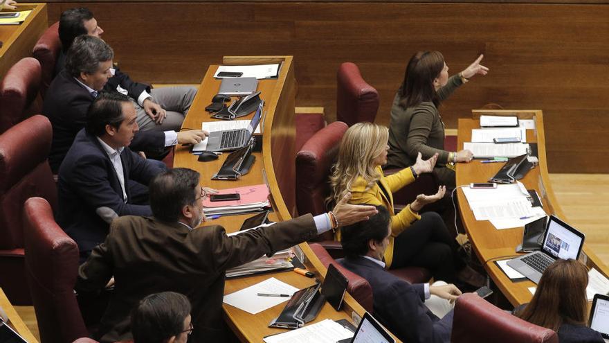 Los diputados del grupo popular piden el uso de la palabra durante el debate sobre el Proyecto de ley de políticas integrales de juventud