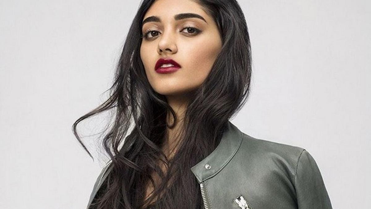 Neelam Gill para Blink Browbar