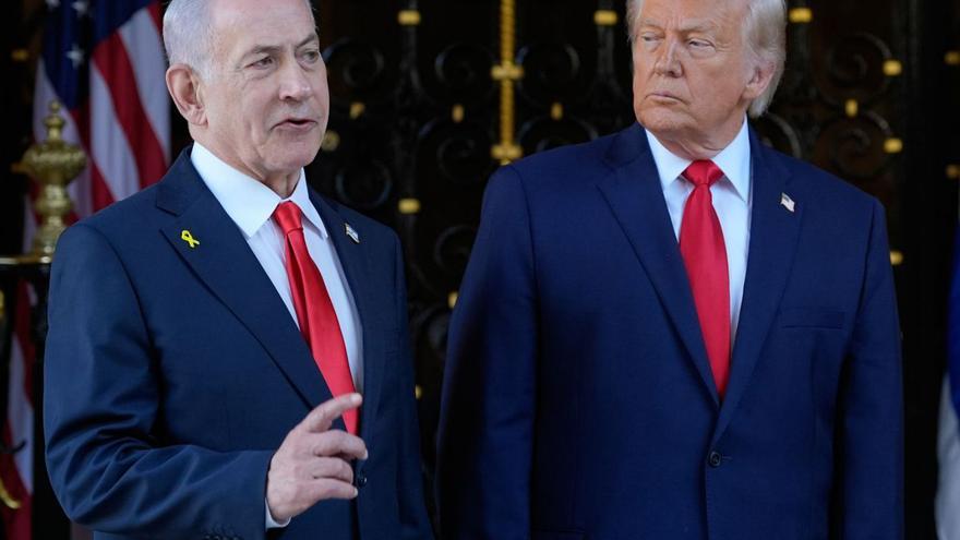 Benjamin Netanyahu (esquerra), junt amb Donald Trump, ahir a Mar-a-Lago. | ALEX BRANDON / AP