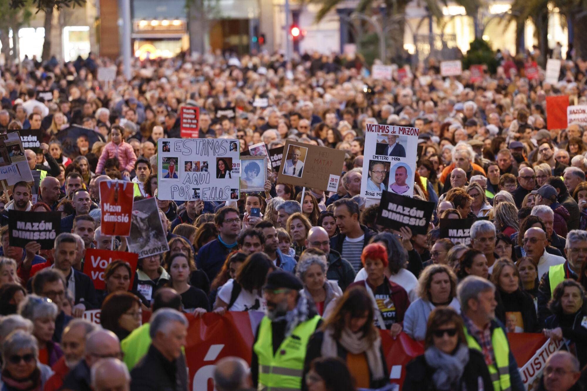 VALENCIA, 29/03/2025.- Sexta manifestación en la ciudad de València para reclamar la dimisión del president de la Generalitat Valenciana, Carlos Mazón, por su gestión de la dana del pasado 29 de octubre, este sábado, día en que se cumplen cinco meses de la catástrofe. EFE/ Ana Escobar