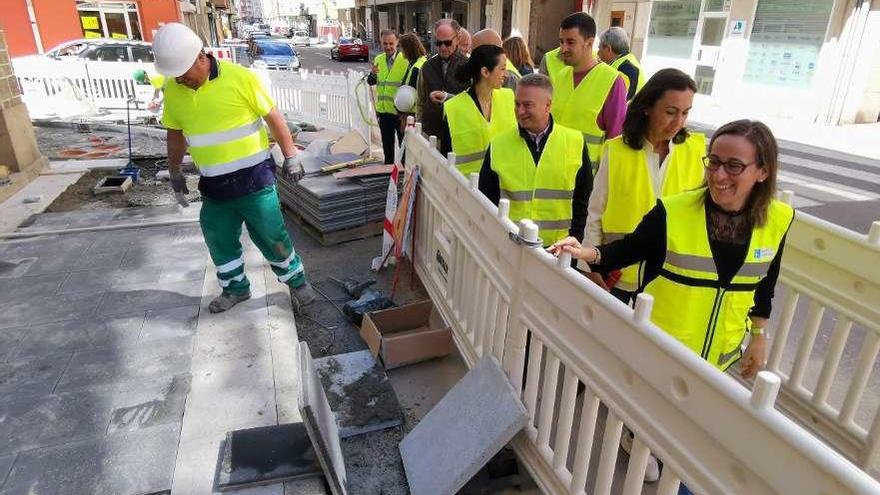 La conselleira de Infraestructuras visita la obra con la alcaldesa en funciones, María Ramallo. // S.A.