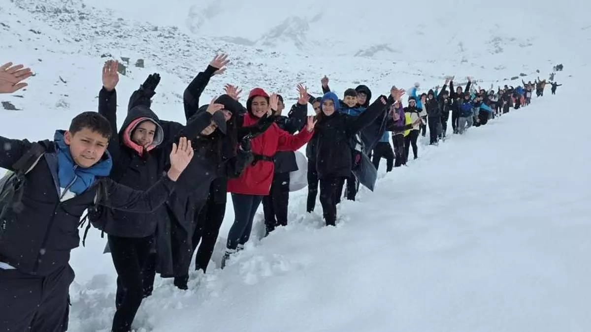 Aventura en la nieve de los alumnos del IES Río Nora de Pola de Siero: el doble de caminata para bajar del refugio del Meicín “con una capa hasta las rodillas”