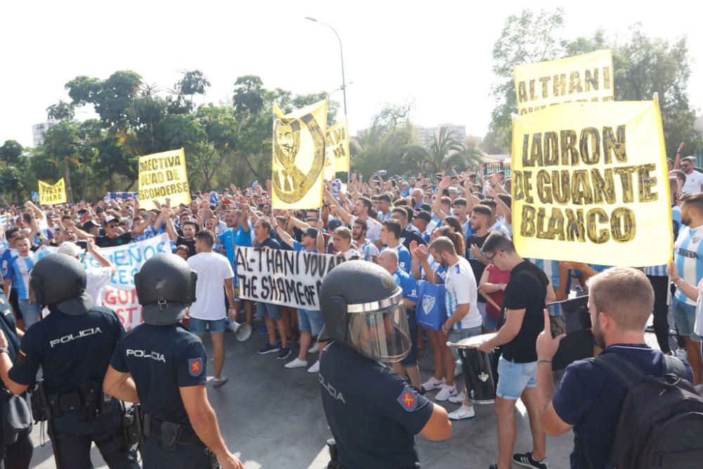 La protesta, convocada para los instantes previos al Málaga - Almería, ha sido más multitudinaria que otras anteriores y ha tenido un cántico más recurrente que otros: ¡Al Thani, vete ya!