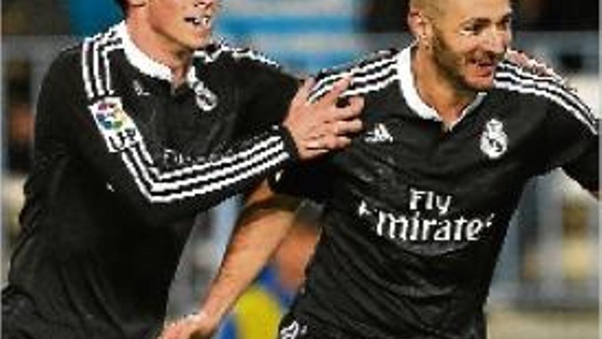 Bale, autor del segon gol, abraça Benzema després d&#039;anotar el primer