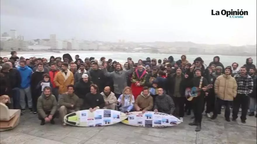 Protesta de surfistas en A Coruña por las restricciones sin consenso
