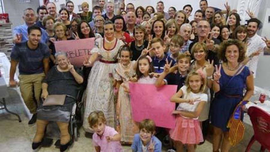 Raquel y Rebeca, rodeados de los falleros de Rosario-Plaza Calabuig, celebraron el doblete.